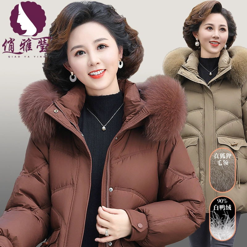 Qiu Yaying 50-60-летняя мама в однотонном пуховике с капюшоном