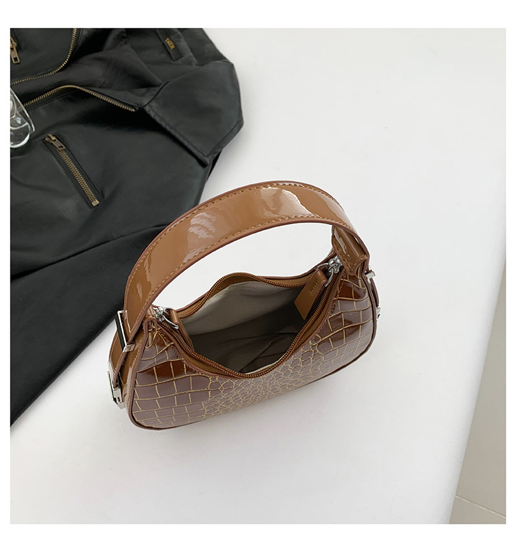 Women's Small Pu Leather Solid Color Crocodile Streetwear Pillow Shape Zipper Underarm Bag display picture 4