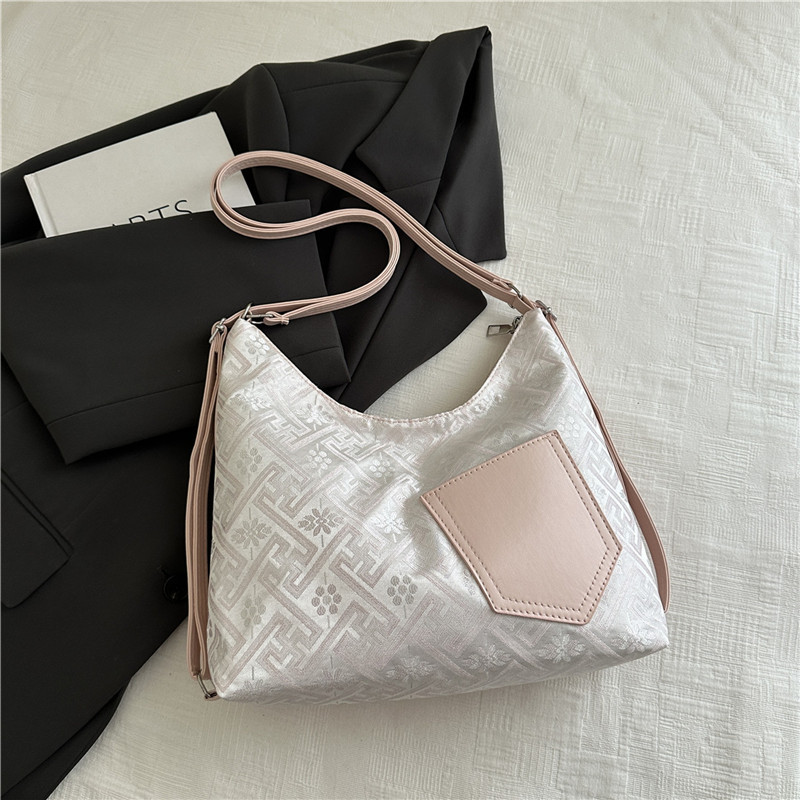 Chinese Style Large Capacity Shoulder Bag For Women Commuting_voghion.com