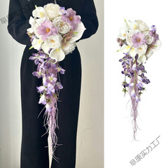 高級感のある結婚式のピンクのシミュレーションの花の滝の金の手は花の新婦を持って証明書を受け取ります。