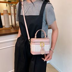 2025春の新型は色のレトロな手提げ箱にぶつかって、女性の洋気の潮流を包んでデザインの潮流をつなぎ合わせます。