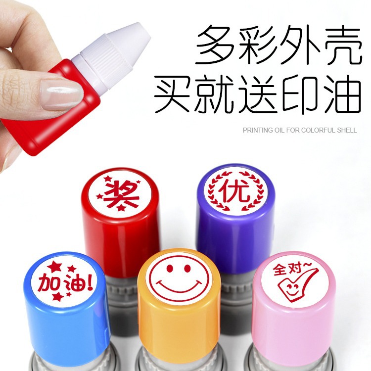 어린이 포상 이름을 딴 런렌 물개 선생님, 소형 물개 선생님이 초등학생들에게 언론사형 메달을 칭찬하도록 격려