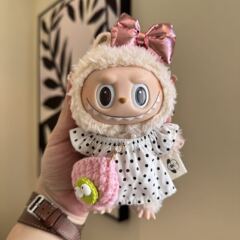水玉模様のスカートを着たラブブちゃん、ピンクのリボン付きベビー服、面白い小さなショルダーバッグ、キュートでトレンディー