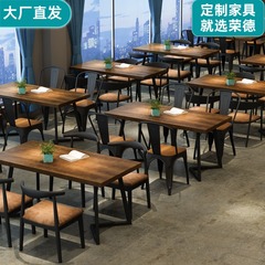 レトロな木のテーブルの長方形のバーの鉄芸のテーブルと椅子の商用食堂のホテルのコーヒーレストランのテーブルと椅子の組み合わせ