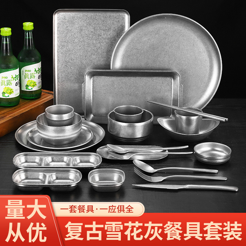 레트로 스타일의 오래된 식기, 스테인레스 스틸 접시, 컵, 젓가락, 숟가락 세트, 조미료 접시, 바베큐 레스토랑 식기