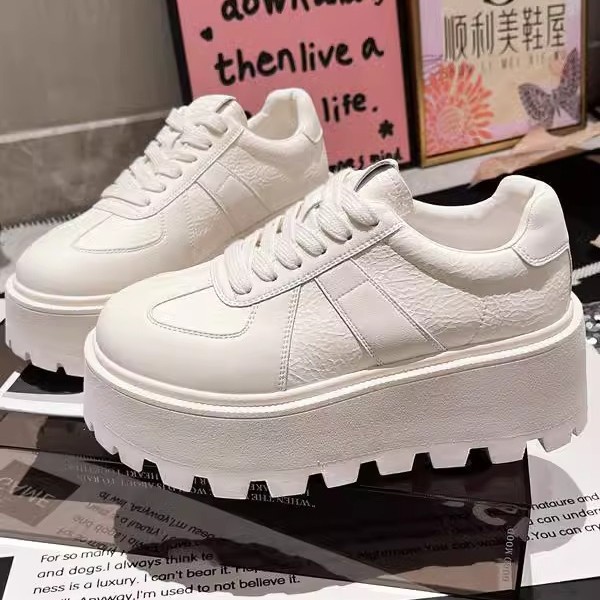 Muffins de cuero de fondo grueso, zapatos blancos perlados, zapatos de skate casuales, zapatos de pan de entrenamiento, zapatos de altura para mujeres.