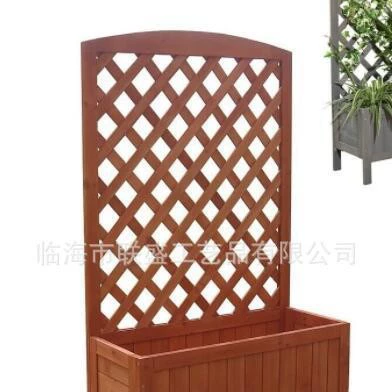 Открытый внутренний дворик с задней цветочным горшком цветочный ящик балкон восхождение на ротанговую стойку