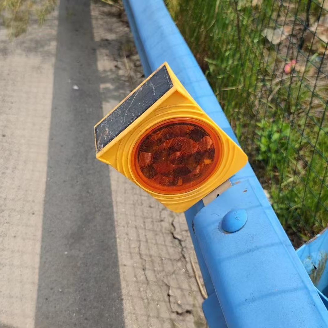 太阳能小黄灯 警示灯  LED施工灯