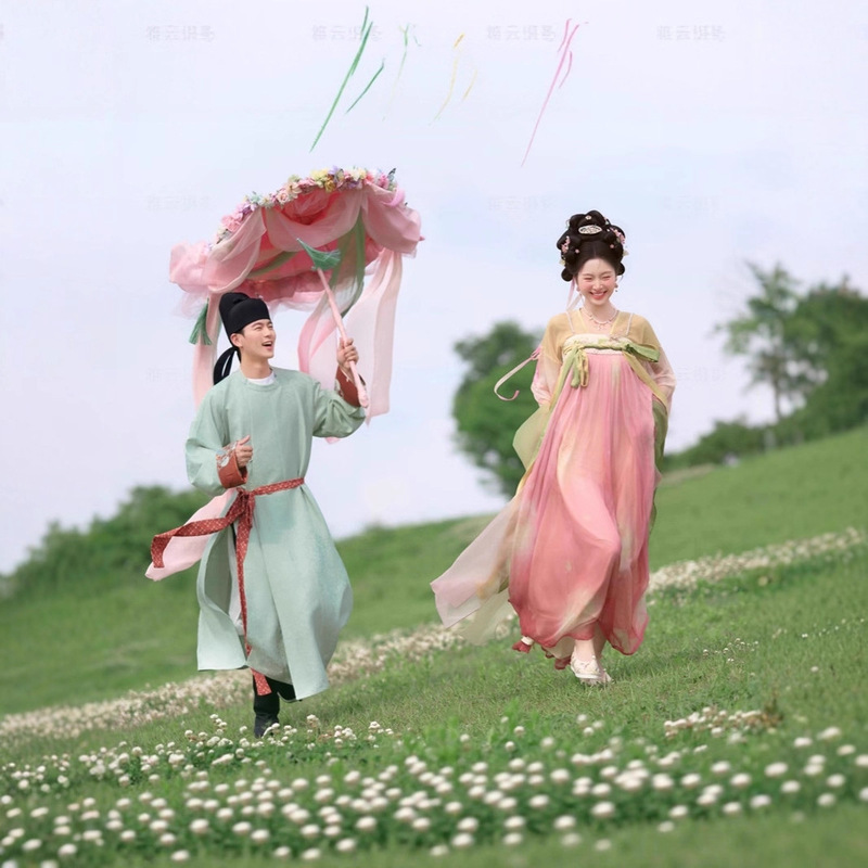 New Couple's Vintage Tang-Style Playful and Cute Traditional Chinese Wedding Photoshoot Outdoor Studio Photography Theme Clothing