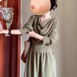 绿色法式长袖气质连衣裙子女2024新款秋季韩系收腰长裙