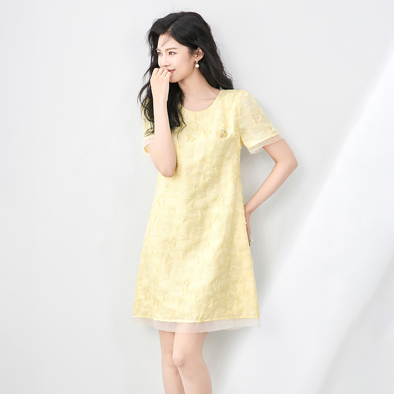 Váy liền nữ cổ tròn phối voan, họa tiết jacquard nổi, phong cách quý cô — Màu vàng