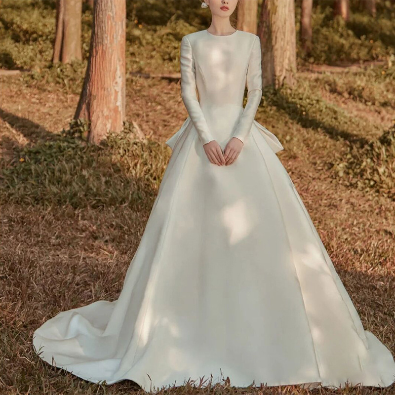 Nuevo vestido de satén estilo Hepburn sin espalda y de manga larga con cola grande para el verano 2026, fabricante europeo y americano de vestidos de novia para comercio exterior.