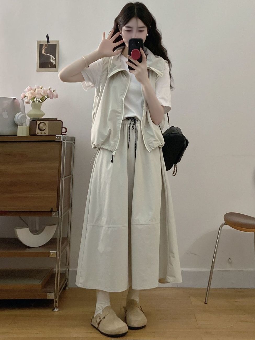 살구 정장 + 흰색 티셔츠