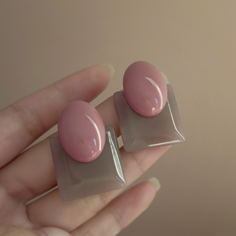 Aguja de plata Estilo de Hong Kong Pendientes de contraste ovalado retro Pendientes creativos de nicho femenino Pendientes de temperamento de moda Lujo ligero Sentido avanzado