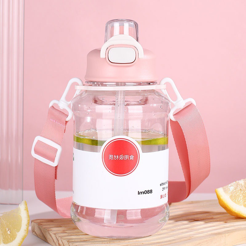 Taza de plástico de grado alimenticio doble taza de agua con mango de cinturón taza de agua conveniente con taza de escala moderna simple sin