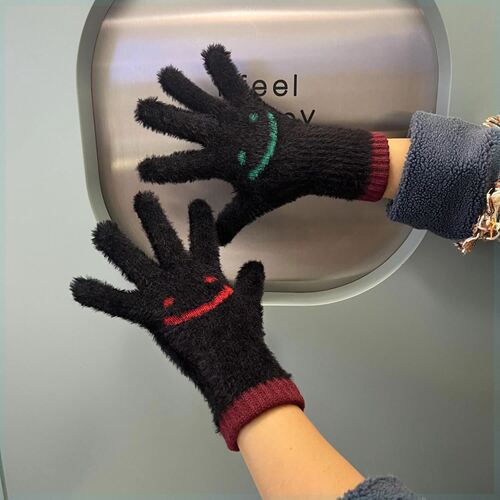 New smiling face minute-hand knitted gloves for women in winter, warm and cold-proof, plus velvet, cute full-finger cycling students