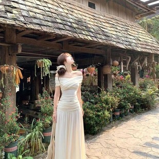 French Hot Girl Design One-Shoulder Top Women's Spring New Solid Color Mature Slimming Half Skirt Two-Piece Set