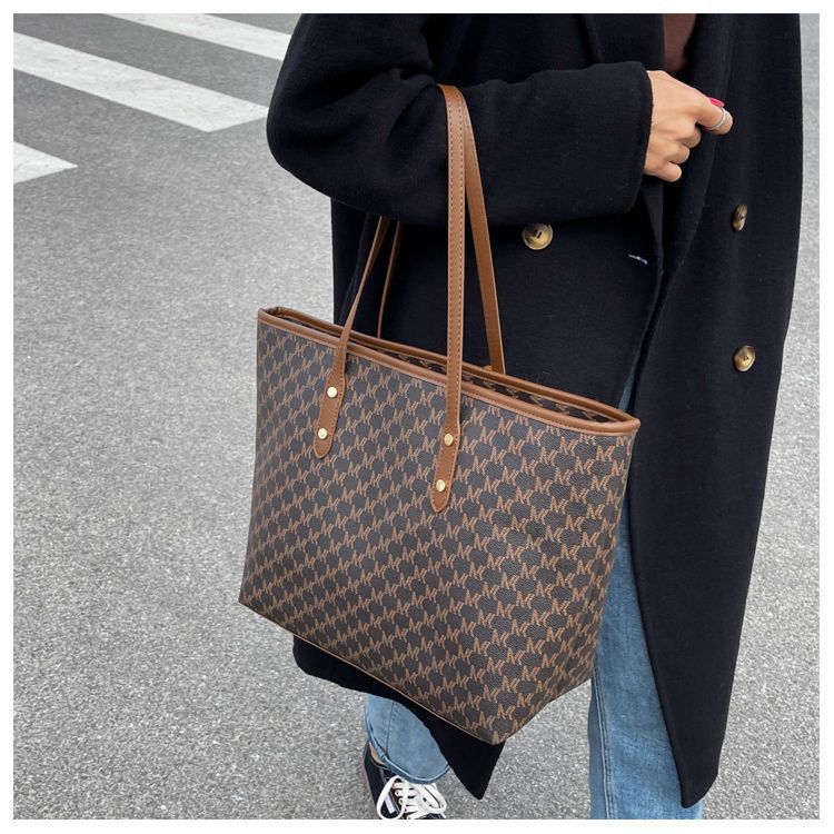 High-end Large-capacity Bag Niche Versatile Commuter Bag Women 2023 New Trendy Texture Portable Tote Bag Large Bag_voghion.com