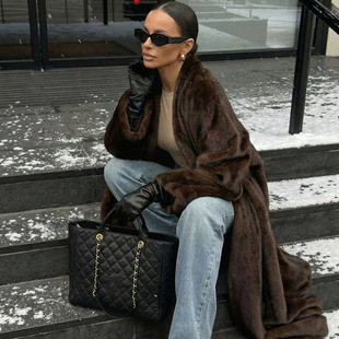 �W���羳Ůʿ��ɫ���L���ˮ��ëƤ�ݴ��r�ж����h������ë����