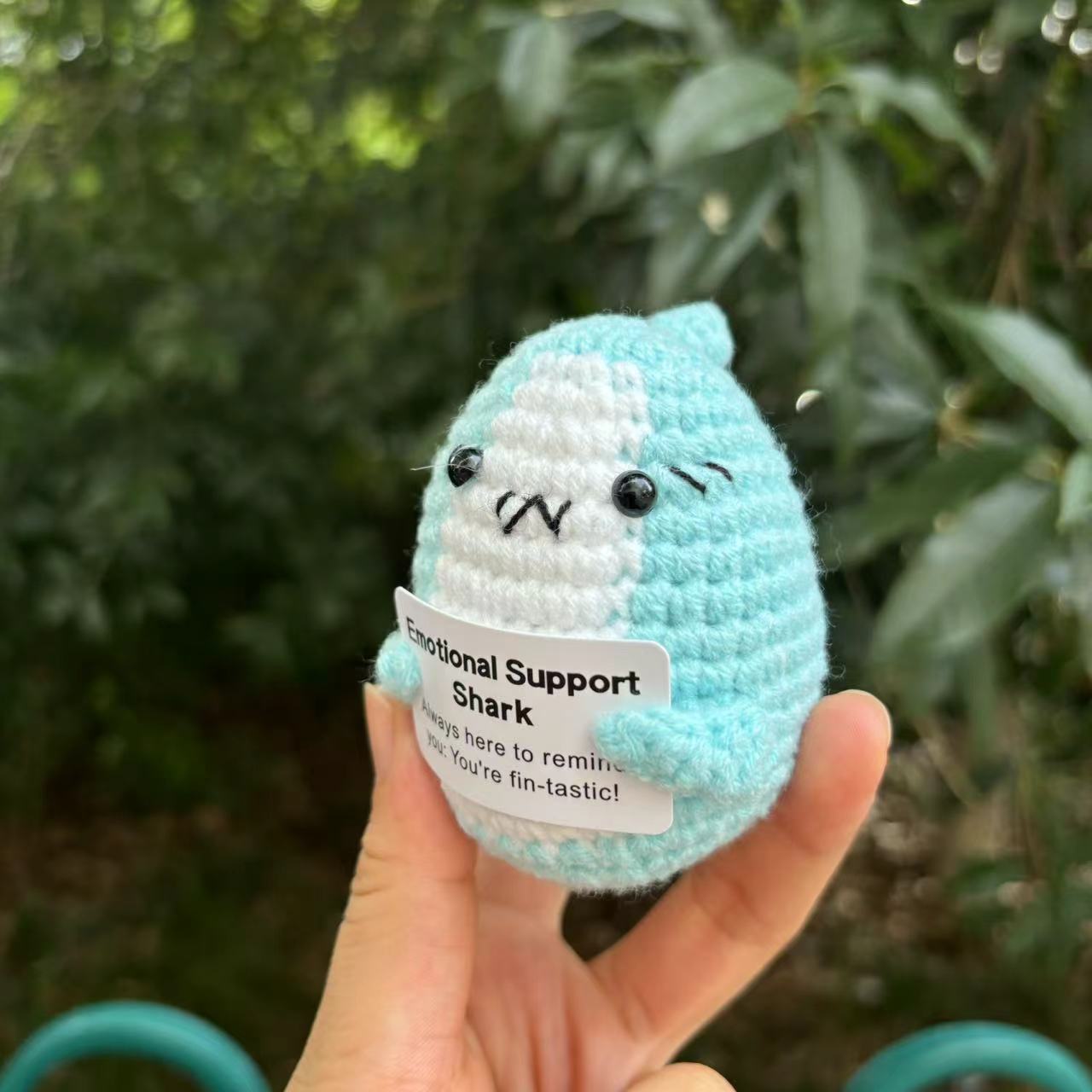 国境を越えてアマゾンの毛糸を販売している手作りのニット鉤織動物ペンギンは積極的に面白い減圧人形が座っている