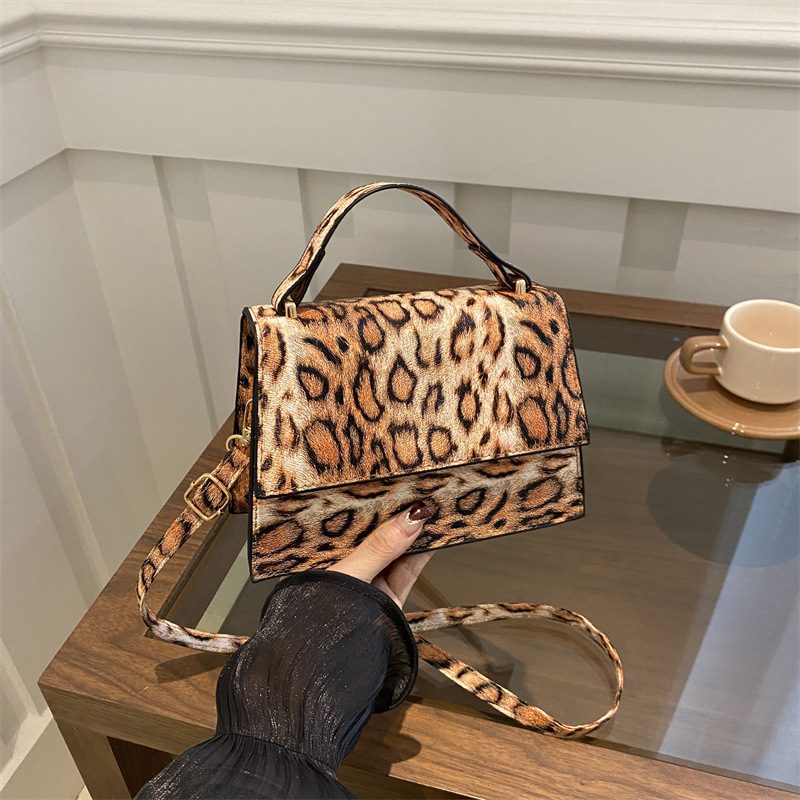 Bolso de diseño de nicho ligero de lujo, alto valor de cara, leopardo, bolso de hombro, bolso de viaje universal de moda para mujeres.