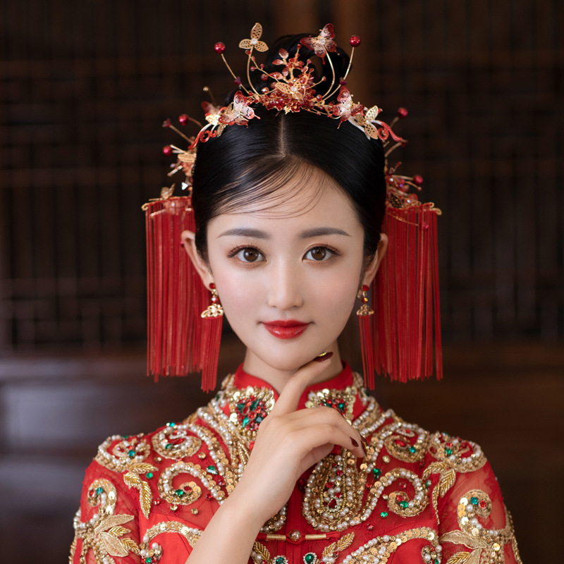 Red hair accessory for bride with tassels