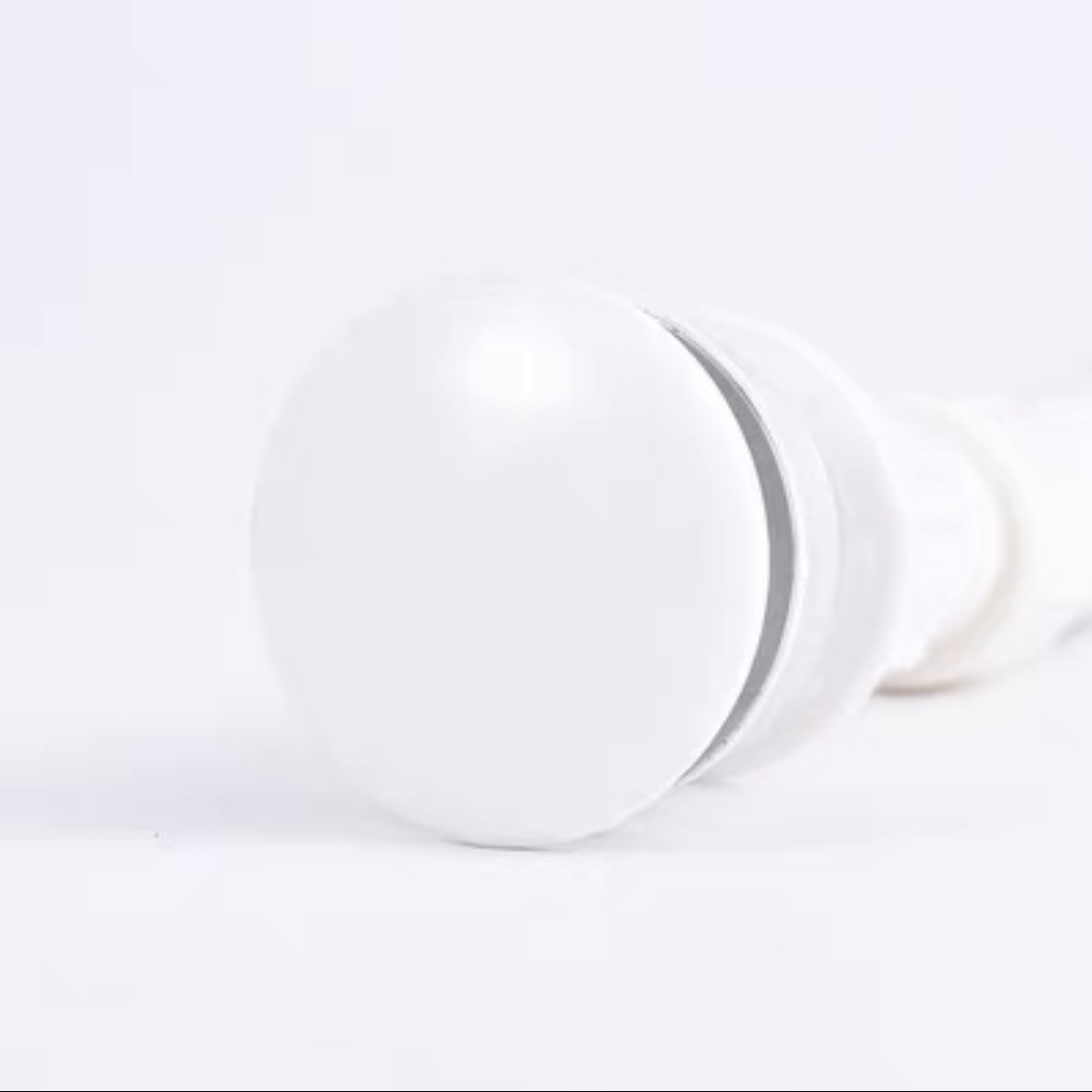 Juego completo de tapa de cerámica blanca incluyendo tubería de alcantarillado.