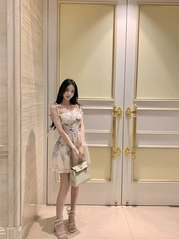 ホットドッグ ホットドッグはとてもスパイシーな白い月の花柄のユニークでシックで絶妙な気質の女性用花柄ストラップサスペンダースカート|undefined
