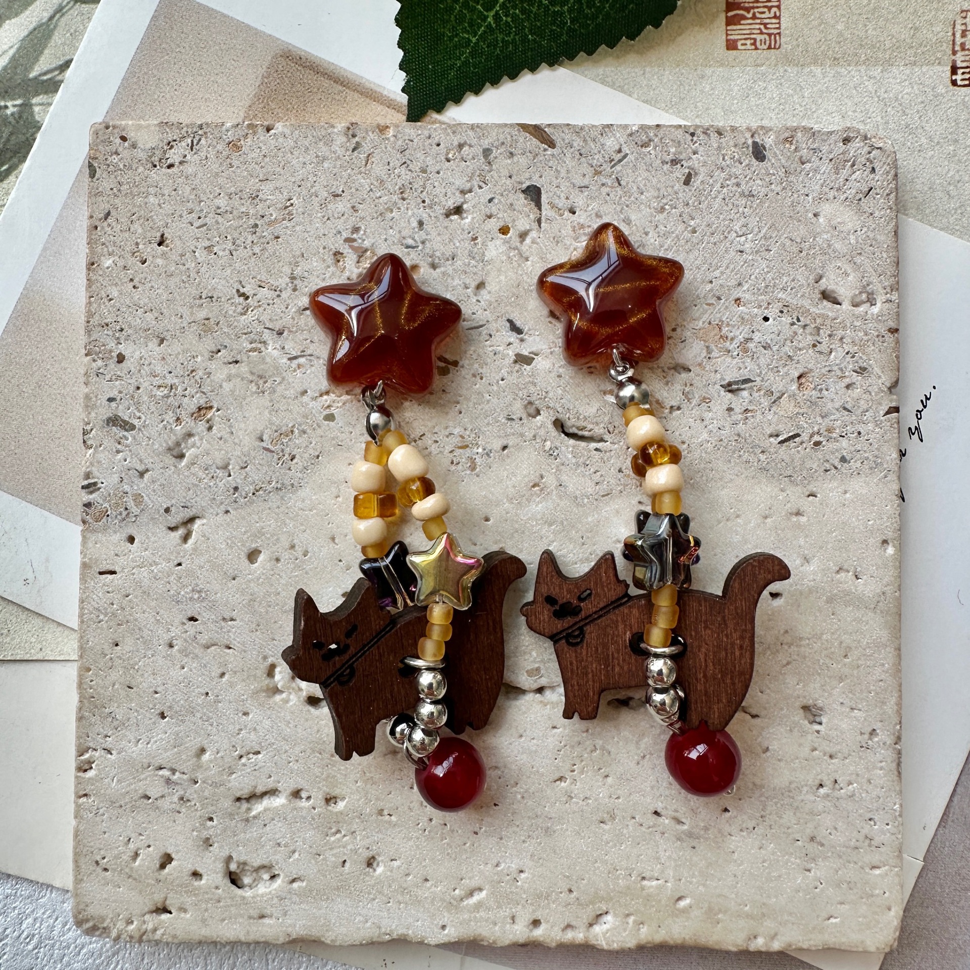 Cute kitten walking round bead pendant earrings for women, vintage tortoiseshell color, elegant, niche, simple, long ear clips