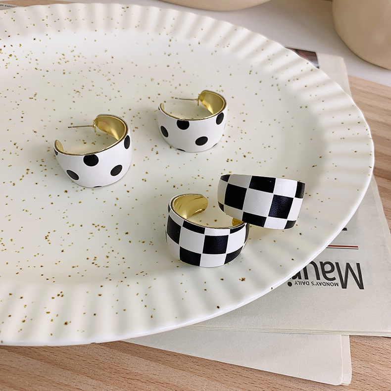 Checkerboard Polka Dot C-shaped Stud Earrings Wholesale Nihaojewelry display picture 1
