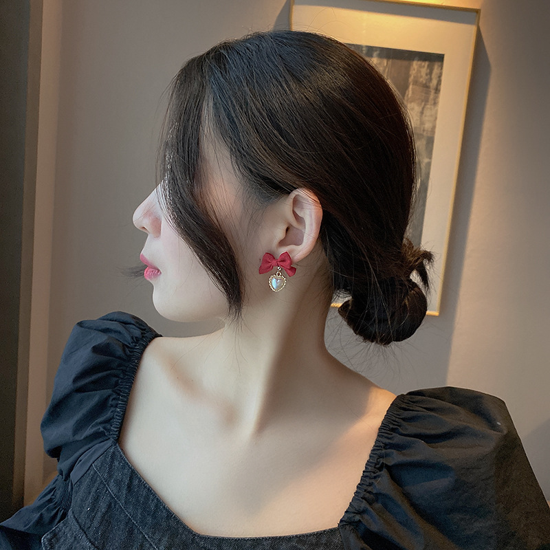 Autumn And Winter New Korean Retro Velvet Bow Heart Pearl Earrings display picture 6