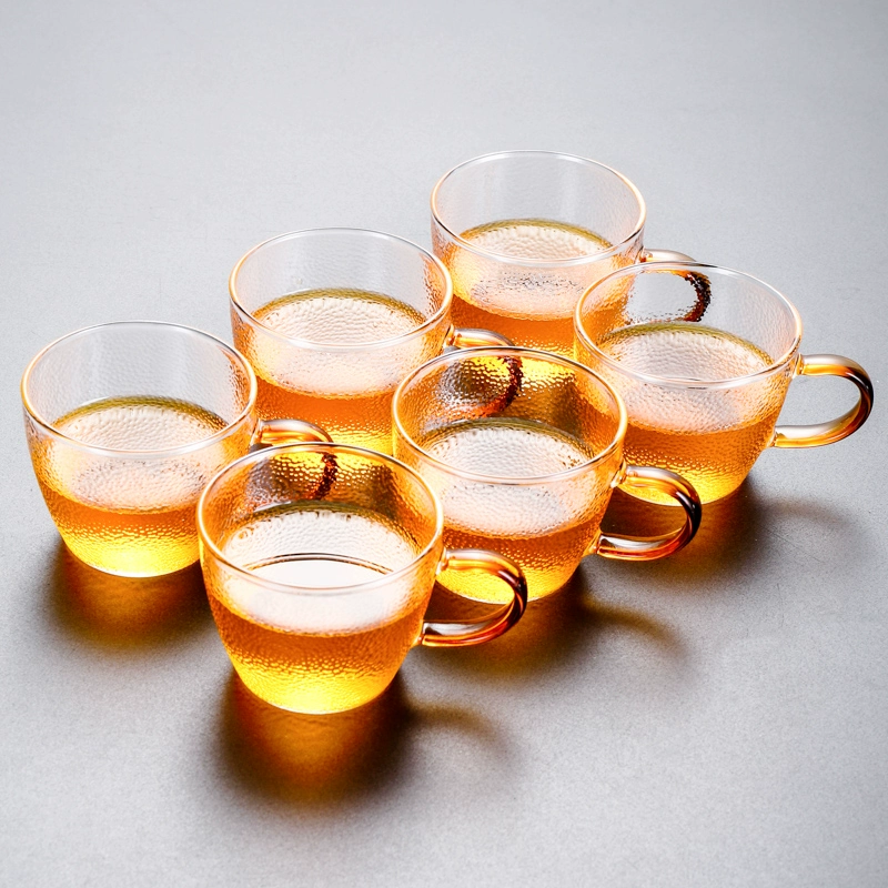 Стеклянная чайная чашка с домашним чаем