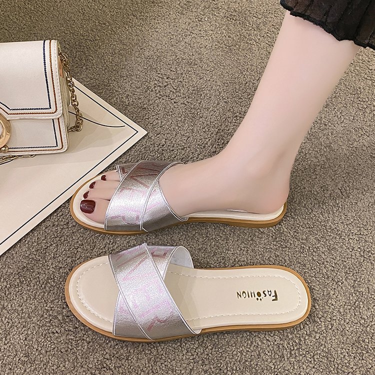 Pantofole da spiaggia di grandi dimensioni all'ingrosso per il commercio estero 2023 Scarpe a nastro in stile coreano di nuova moda estiva Pantofole da donna piatte con una parola_voghion.com
