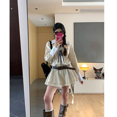 2025春のフレンチストライプvネック長袖ワンピース女性の小柄なデザイン感があります。