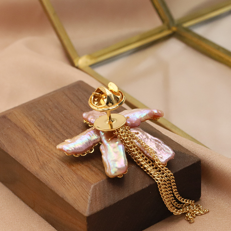 Broche de perlas naturales con borlas de bambú marino y flores, moda de alta gama, redondo y exquisito, broche de perlas estilo Chanel de alta calidad para mujer.