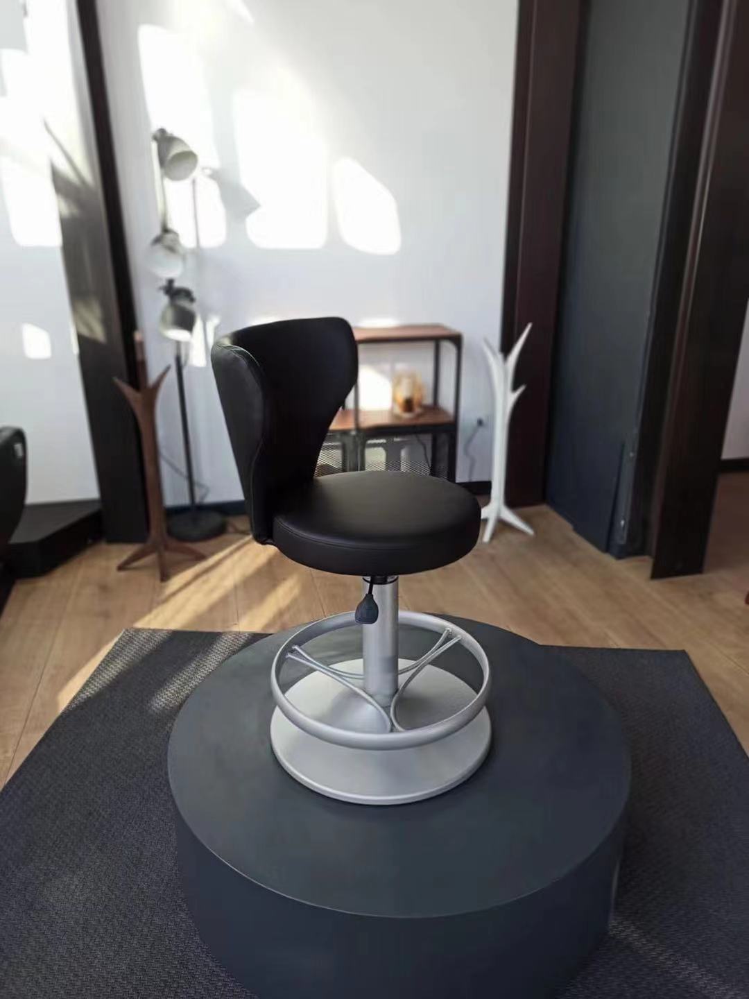 厂家供应赌场豪华椅 KGS 汽杆归位百家乐 拉霸机金色地毯脚轮