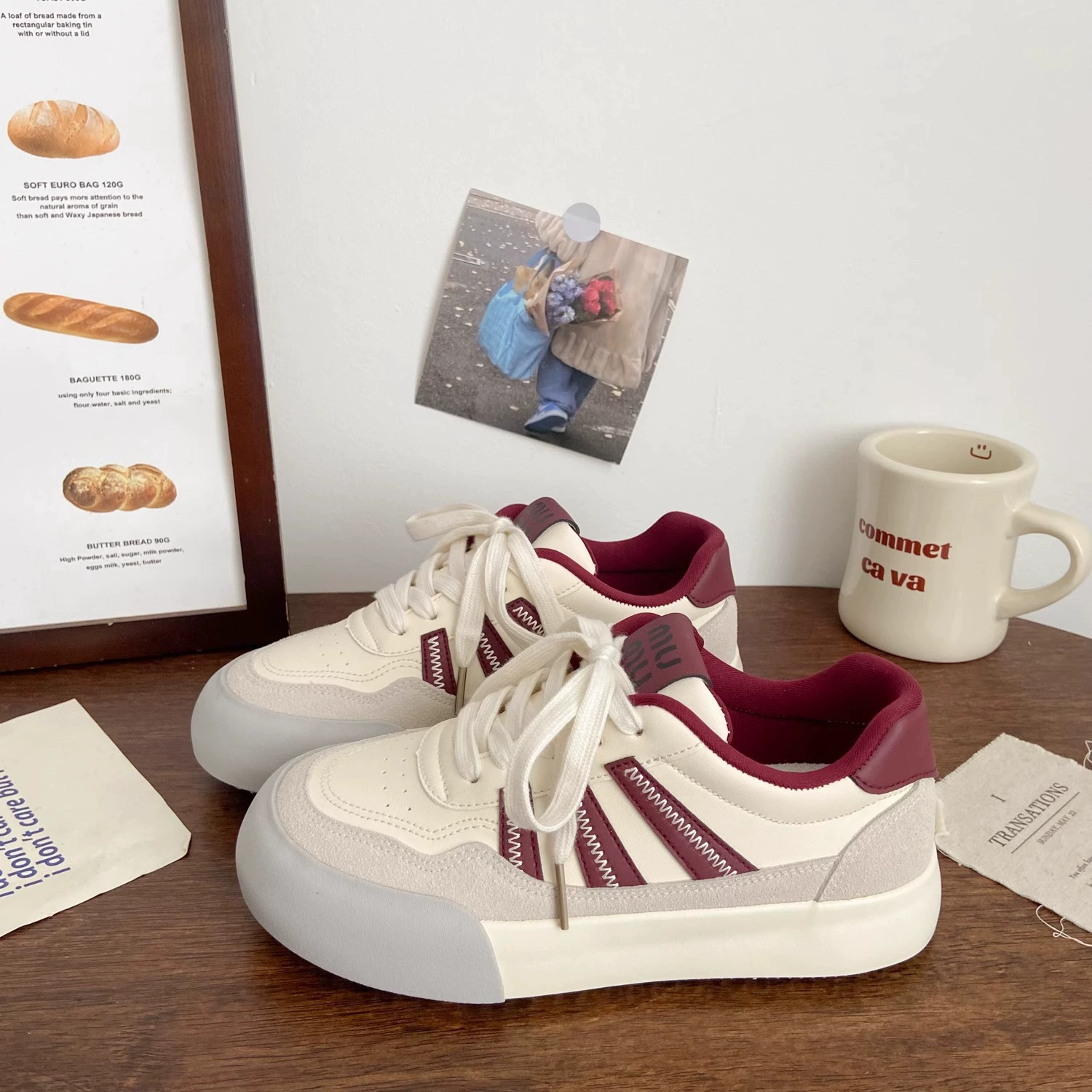 Кроссовки De Xun на толстой подошве для женщин, кожаная поверхность, осенняя новинка 2025 года, шикарная нишевая корейская версия, низкие студенческие спортивные белые туфли.