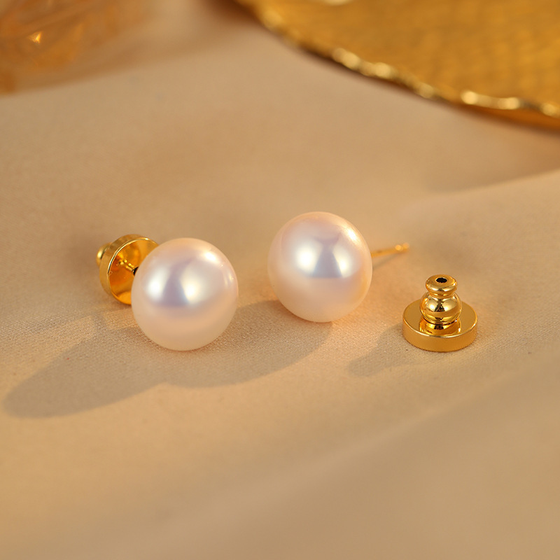 Fashionable universal earrings from pearl