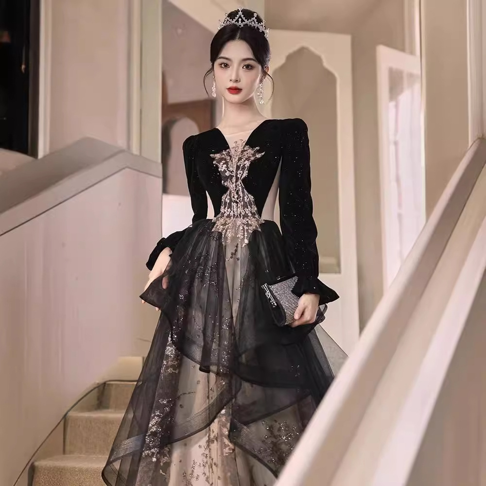 Vestido de noche negro 2026 nuevo estilo francés de lujo ligero nicho de gama alta cena anual anfitrión de examen de arte manga larga
