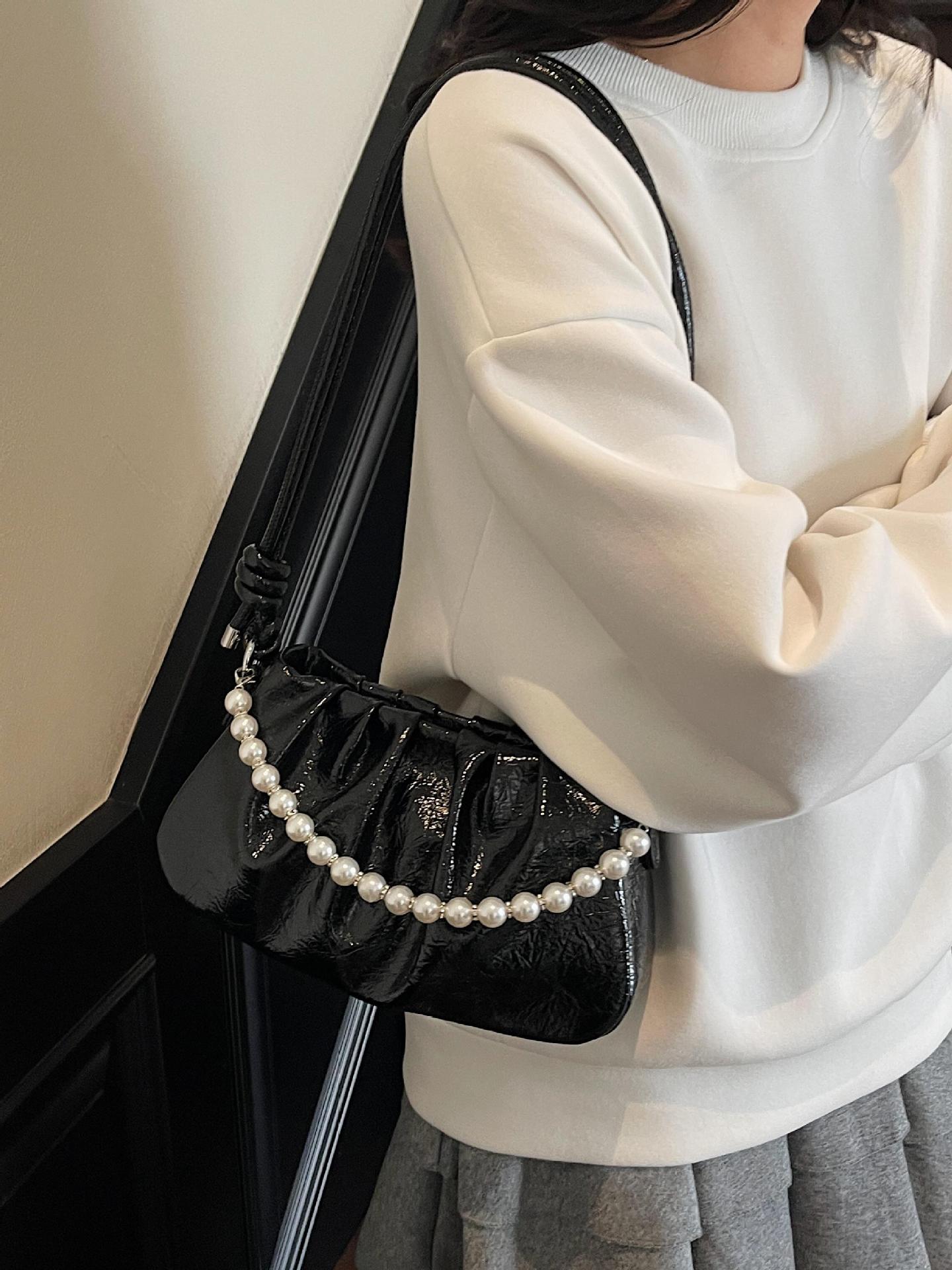 Bolsa de nube plegable de comercio exterior para mujeres 2025 nueva bolsa de brazo de aire extranjero versátil alta sensación de mochila de viaje