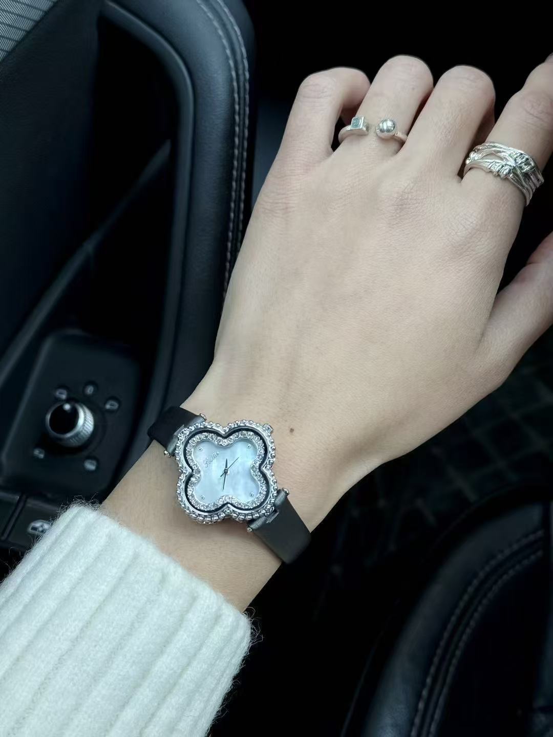Women's Four Leaf Clover Quartz Watch With Leather Strap Shell Dial_voghion.com