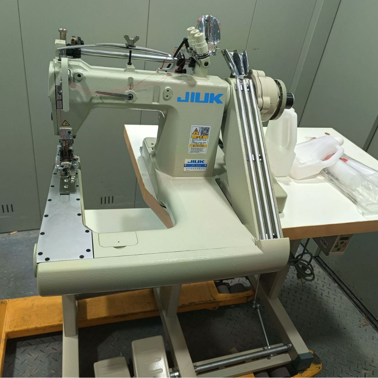 928 máquina de incrustación de tres agujas suéter de lana de mezclilla máquina de tazón curvo bolsa de polvo coser máquina de incrustación industrial ventas directas de fábrica