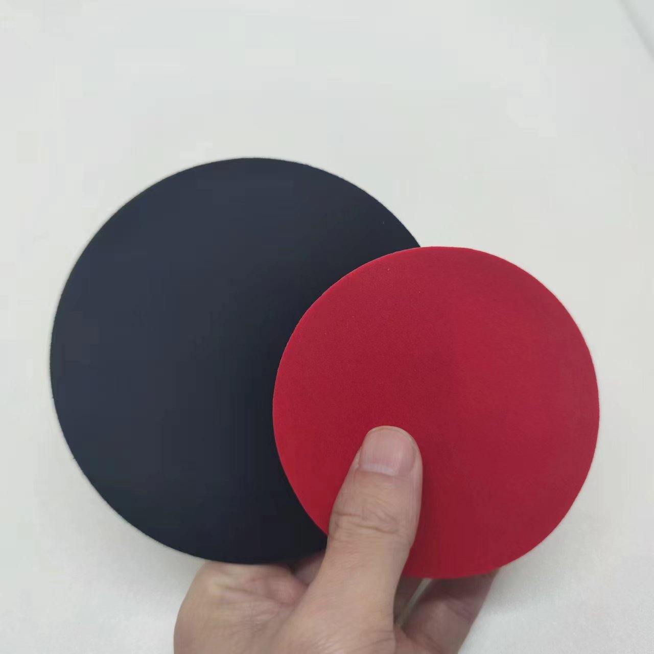 自粘单面背胶绒布胶垫黑色红色 彩色毛毡垫片 不织布胶贴装饰盒防