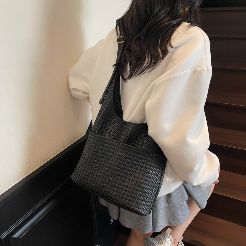 Transfronterizos de alto nivel sensación de brazo para mujeres 2025, otoño y invierno nuevo estilo versátil bolso de cubo de gran capacidad de viaje bolsa de hombro de moda