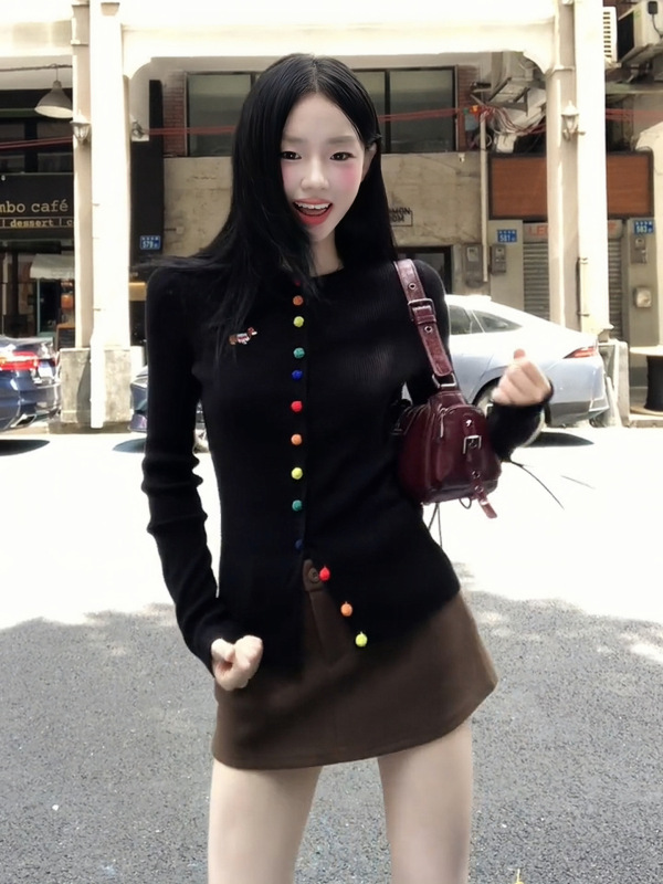 彩虹扣针织开衫女韩系氛围感早秋穿搭上衣巨好看黑色修身毛衣外套|undefined