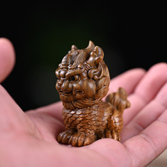 Cliff Cypress Wood Carved Novelty Handheld Item Qilin Carrying Office Desk Decor Craftsmanship Ornament Gift Wholesale