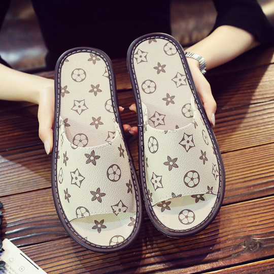 Summer home high-end Internet celebrity couple leather slippers home soft bottom slippers men's and women's summer indoor non-slip shoes