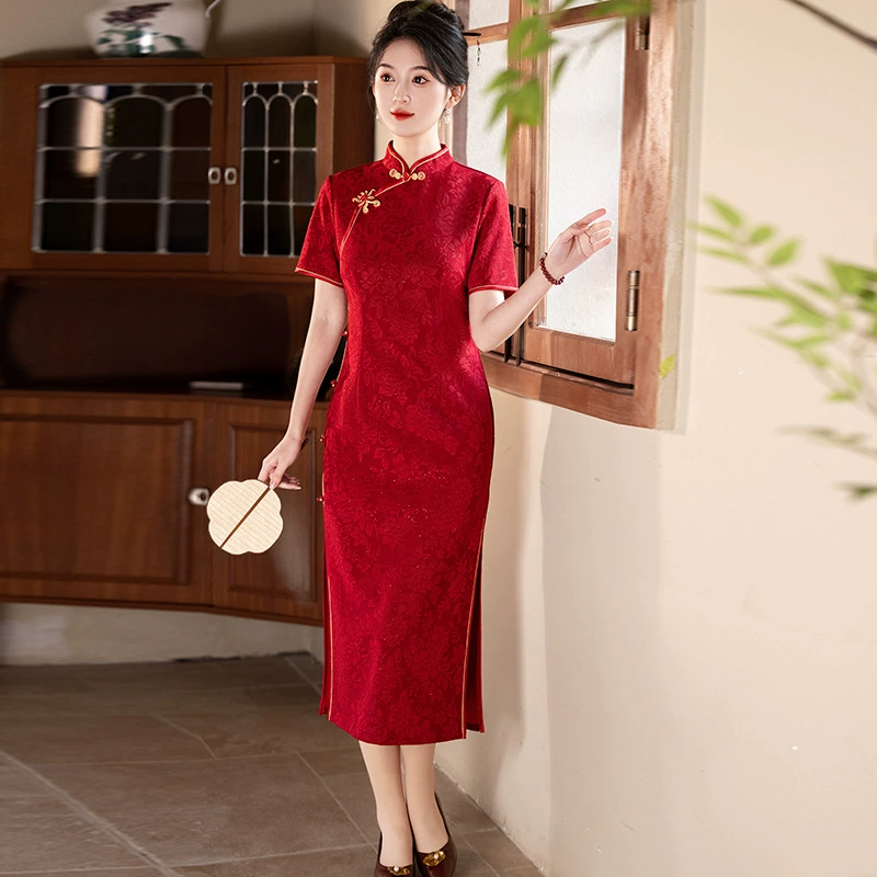 Красный чонсам, замужняя женщина, Цзиньхуа, возвращается в дом своей матери