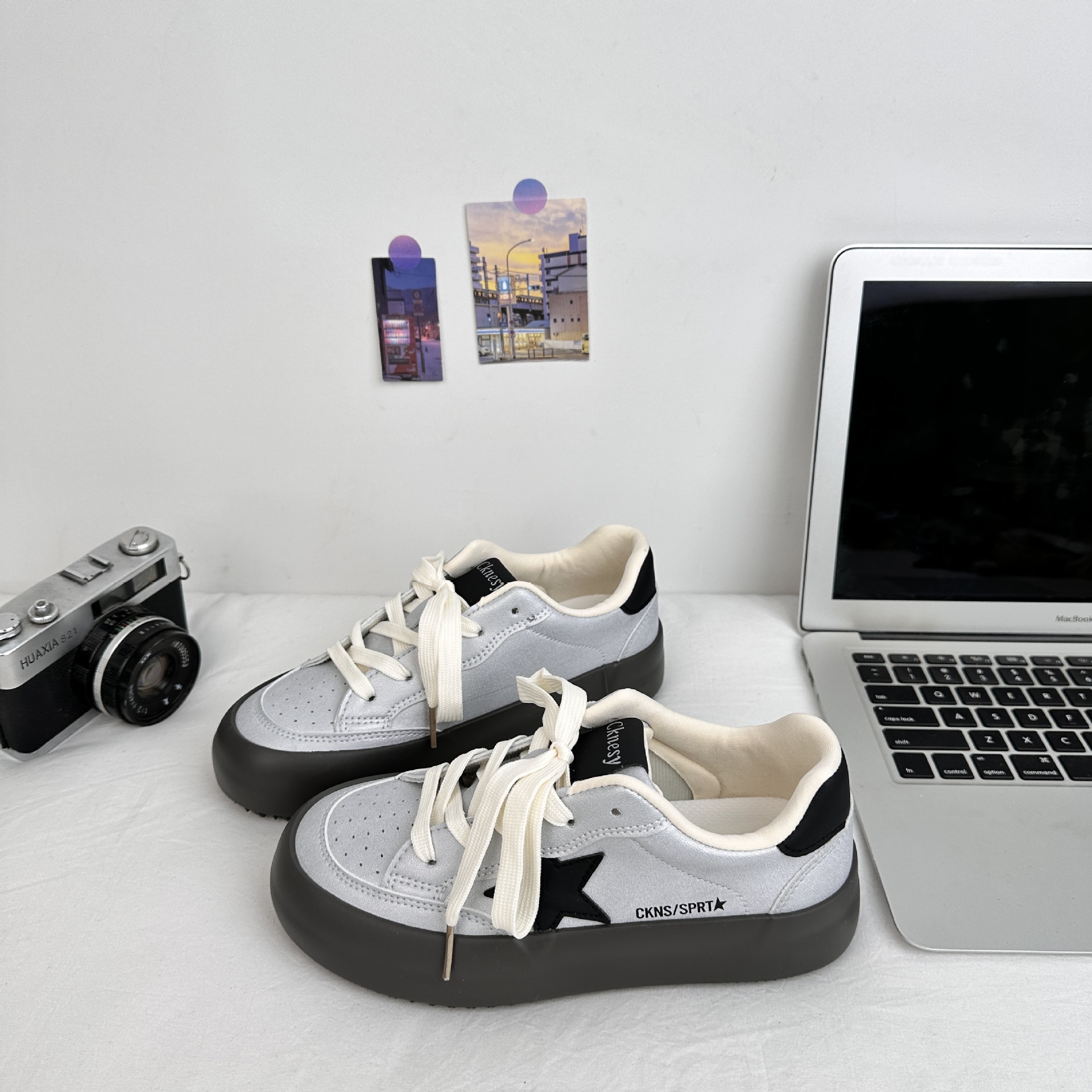 Zapatos blancos de suela gruesa para mujeres 2025, nuevos zapatos de cabeza suave y bonitos, zapatos de skate de suela gruesa para todos los padres 6606