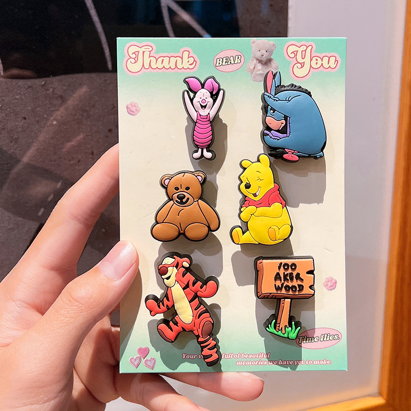 新しい漫画の赤いハローキティの靴の花、かわいくて見栄えの良いミニオンの取り外し可能な下駄の靴の花の靴のバックル|undefined